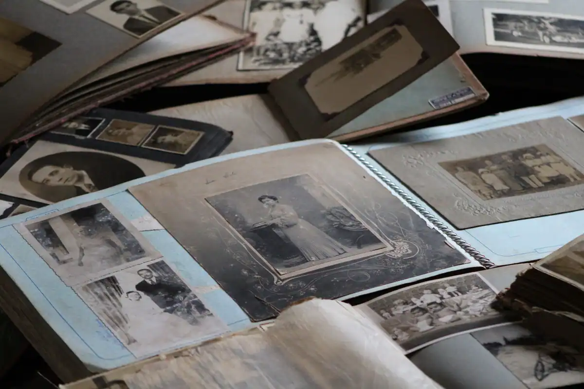 Albume de familie cu fotografii vechi alb-negru, păstrate ca amintire