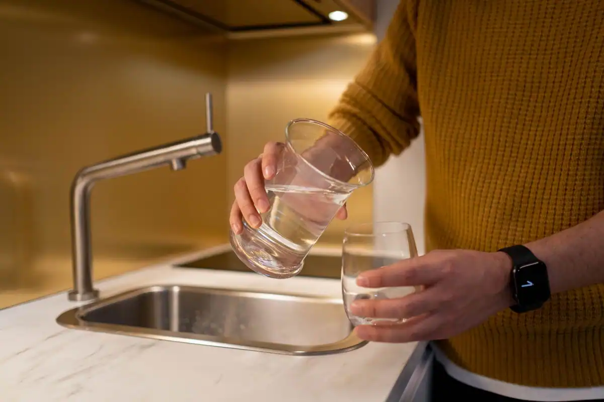 Apă turnată dintr-o carafă într-un pahar, gest simplu de calmare